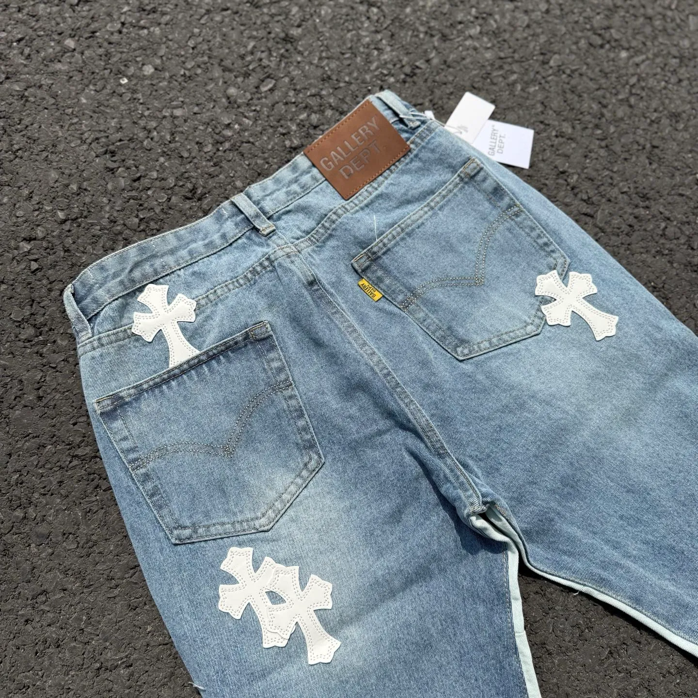 #8116 P260💰 Independent GALLERY DEPT. Vintage spliced cross loose washed flared jeans - truly restore the ultimate texture of Vintage - original hardware accessories, washed and other elevators, QR code analysis are all purchased from the original factory, high degree of restoration, welcome to compare with certain products ~ - three-dimensional version, loose and comfortable, not picky about the figure, taller and slimmer, factory Seiko, original quality control, same style for men and women, can be matched with couples, versatile recommendation, must-have jeans for all seasons -Size: 28 30 32 34 36